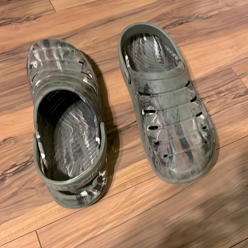 Sandals men’s 10